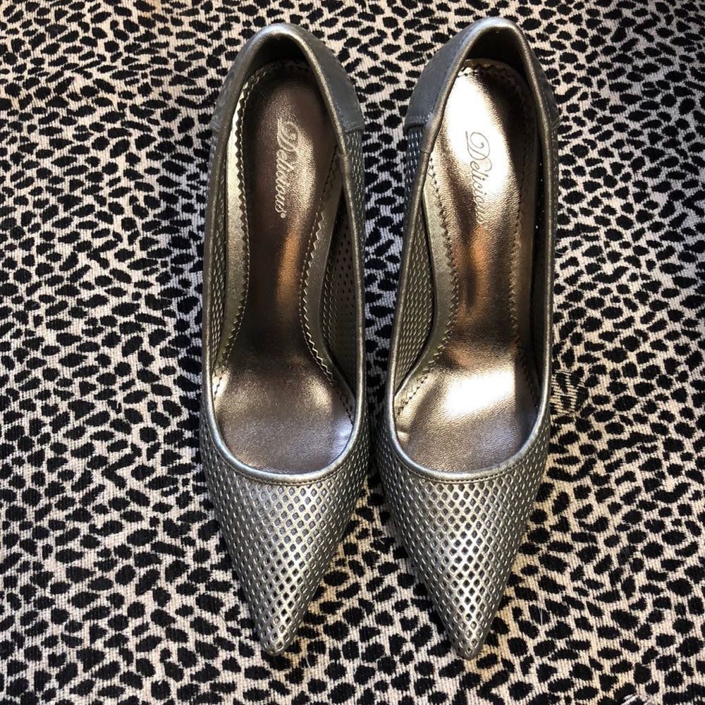 Silver pumps